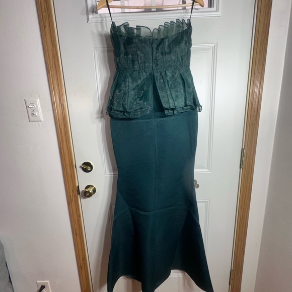 Elegant Strapless Green Dress - Picture 2 of 3